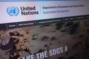 KONSKIE, POLAND - 27 Nisan 2022: sdgs.un.org Sürdürülebilir geliştirme hedefleri hakkında web sitesi