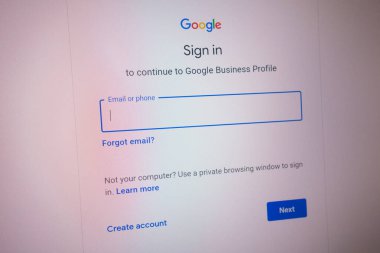 KONSKIE, POLAND - 27 Nisan 2022: Google İş Profili 'ne dizüstü bilgisayar ekranında e- posta veya telefonla giriş
