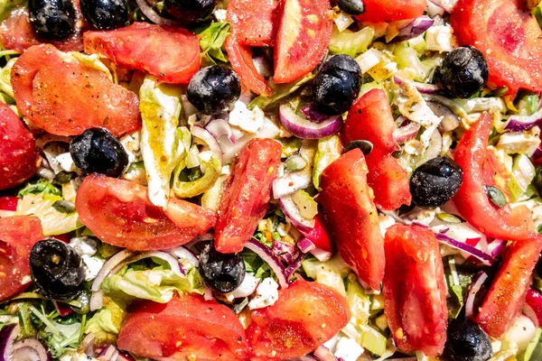 Zeytin, domates, marul, soğan ve kabak tohumlu sağlıklı vejetaryen salatası. Vegan, detoks tarifi. Beslenme yemeği.