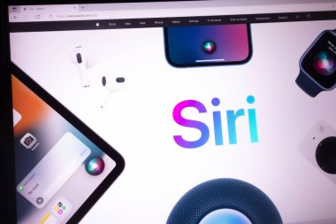 KONSKIE, POLAND - 21 Mayıs 2022: www.apple.com / siri web sitesi dizüstü bilgisayar ekranında gösterildi. Siri, Apple Inc., iPadOS, WatchOS, MacOS, TvOS ve AudioOS işletim sistemlerinin bir parçası olan sanal bir asistandır.