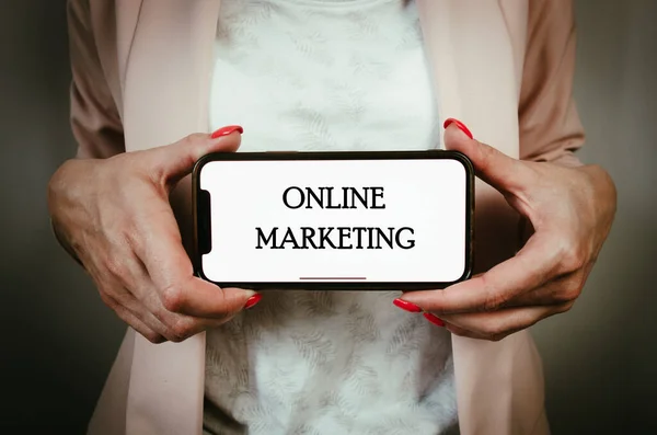 Donna Affari Possesso Telefono Con Testo Marketing Online Contenuti Social — Foto Stock