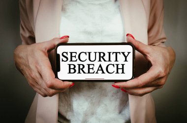İş kadınının elinde mesaj güvenliği ihlali olan bir telefon var. Siber saldırı, internet suçları, hackleme konsepti