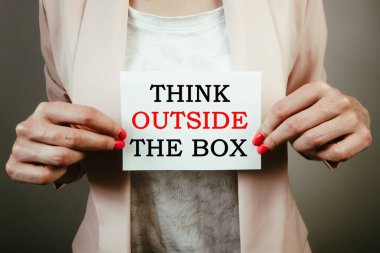 İş kadını elinde mesajla kutunun dışını düşünüyor. Ticari yenilik, yaratıcılık, strateji, zihniyet kavramı