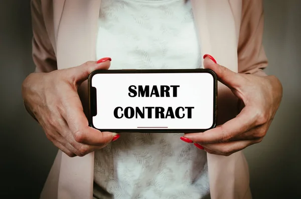 Affärskvinna Som Håller Telefonen Med Ett Sms Smart Kontrakt Ethereum — Stockfoto