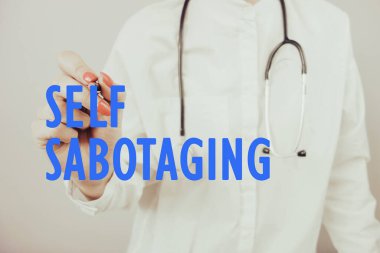 Kadın doktor kendini sabote ediyor. Depresyon, zihinsel sorunlar, olumsuz düşünceler