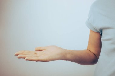 Gri arka planda, ürününüz için fotokopi alanı olan güzel bir kadın. Yakın görünüm