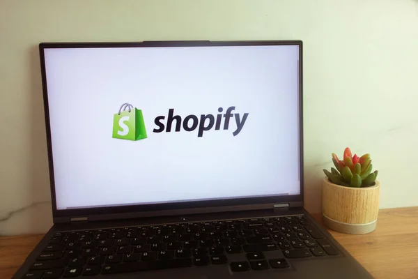 Konskie Poland June 2022 Shopify Inc Logo Displayed Laptop Computer — Stock Photo, Image