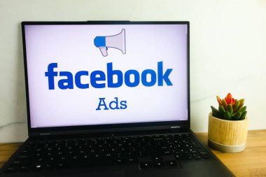 KONSKIE, POLAND - 02 Temmuz 2022: Facebook ilanları dizüstü bilgisayar ekranında gösterildi
