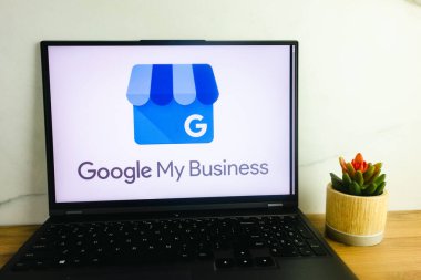 KONSKIE, POLAND - 02 Temmuz 2022: Google My Business aracı logosu dizüstü bilgisayar ekranında görüntülendi