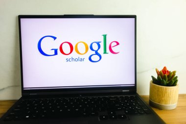 KONSKIE, POLAND - 02 Temmuz 2022: Google Alim uygulaması logosu dizüstü bilgisayar ekranında görüntülendi