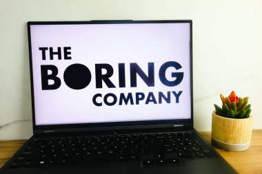 KONSKIE, POLAND - 02 Temmuz 2022: Sıkıcı Şirket logosu dizüstü bilgisayar ekranında sergilendi