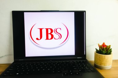 KONSKIE, POLAND - 02 Temmuz 2022: JBS şirket logosu dizüstü bilgisayar ekranında sergilendi