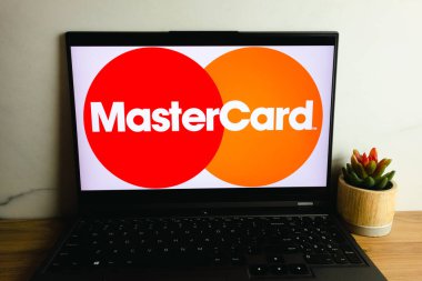 KONSKIE, POLAND - 05 Temmuz 2022: MasterCard logosu dizüstü bilgisayar ekranında gösterildi