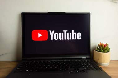 KONSKIE, POLAND - 06 Temmuz 2022: Youtube video yayınlama uygulaması logosu dizüstü bilgisayar ekranında görüntülendi