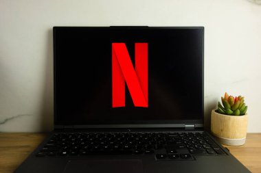 KONSKIE, POLAND - 06 Temmuz 2022: Netflix uygulama logosu dizüstü bilgisayar ekranında görüntülendi