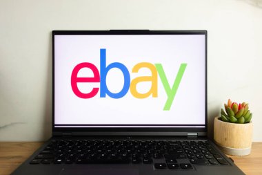 KONSKIE, POLAND - 06 Temmuz 2022: Ebay ecommerce Corporation logosu dizüstü bilgisayar ekranında sergilendi