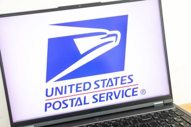 KONSKIE, POLAND - 11 Temmuz 2022: ABD Posta Servisi logosu dizüstü bilgisayar ekranında sergilendi