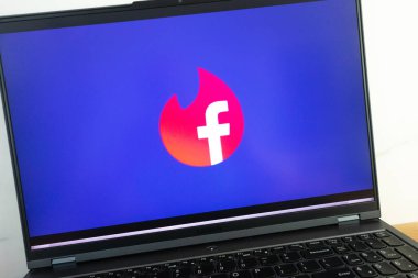 KONSKIE, POLAND - 11 Temmuz 2022: Facebook randevu uygulaması logosu dizüstü bilgisayar ekranında gösterildi