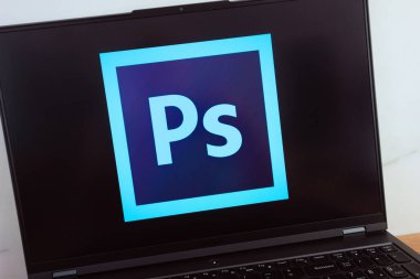 KONSKIE, POLAND - 11 Temmuz 2022: Adobe Photoshop grafik düzenleyici logosu dizüstü bilgisayar ekranında görüntülendi