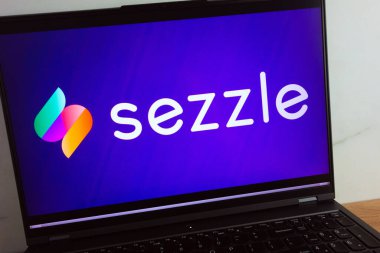 KONSKIE, POLAND - 11 Temmuz 2022: Sezzle finansal teknoloji şirketi logosu dizüstü bilgisayar ekranında sergilendi