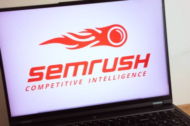 KONSKIE, POLAND - 11 Temmuz 2022: SEMrush pazarlama araç kiti logosu dizüstü bilgisayar ekranında görüntülendi