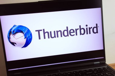 KONSKIE, POLAND - 11 Temmuz 2022: Mozilla Thunderbird logosu dizüstü bilgisayar ekranında gösterildi