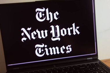 KONSKIE, POLAND - 11 Temmuz 2022: New York Times gazetesinin logosu dizüstü bilgisayar ekranında sergilendi