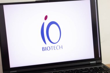 KONSKIE, POLAND - 18 Temmuz 2022: IO biyoteknoloji biyofarmasötik şirket logosu dizüstü bilgisayar ekranında sergilendi