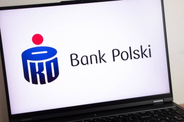 KONSKIE, POLAND - 19 Temmuz 2022: PKO Bank Polski logosu dizüstü bilgisayar ekranında sergilendi. PKO BP, Polonya 'nın 1919 yılında kurulan en büyük bankasıdır.