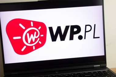 KONSKIE, POLAND - 19 Temmuz 2022: Wirtualna Polska medyası ve ekommerce grubu logosu dizüstü bilgisayar ekranında gösterildi