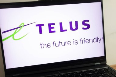 KONSKIE, POLAND - 21 Temmuz 2022: Telus İletişim Inc telekomünikasyon şirketi logosu dizüstü bilgisayar ekranında sergilendi