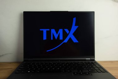 KONSKIE, POLAND - 22 Temmuz 2022: TMX Group Limited mali hizmet şirketi logosu dizüstü bilgisayar ekranında görüntülendi