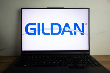 KONSKIE, POLAND - 22 Temmuz 2022: Gildan Activewear Inc Canada markalı giyim logosu üreticisi dizüstü bilgisayar ekranında sergilendi