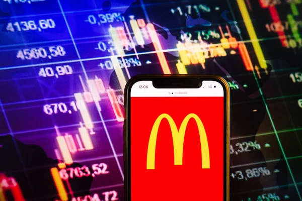 Konskie Poland August 2022 Smartphone Displaying Logo Mcdonalds Corporation Stock — Stockfoto