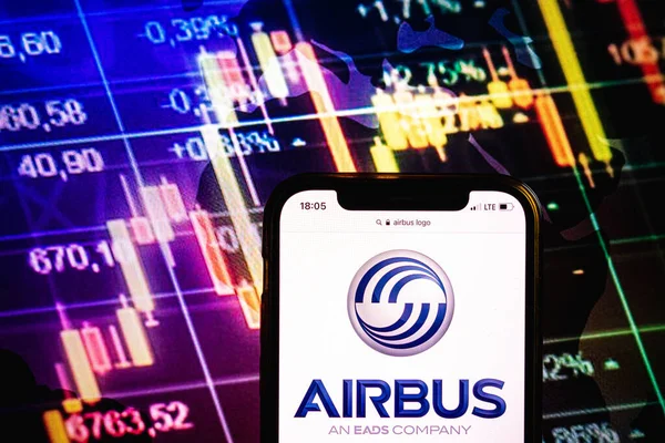 Konskie Poland August 2022 Smartphone Displaying Logo Airbus Company Stock — Stockfoto