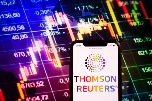 Konskie Poland Серпня 2022 Смартфон Логотипом Компанії Thomson Reuters Діаграмі — стокове фото