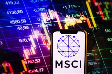 KONSKIE, POLAND - 10 Eylül 2022: MSCI şirketinin logosunu borsa şeması üzerinde gösteren akıllı telefon