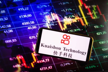 KONSKIE, POLAND - 10 Eylül 2022: Kuaishou Teknoloji şirketinin logosunu borsa şeması üzerinde gösteren akıllı telefon