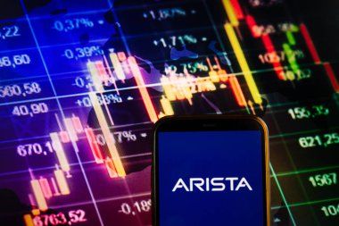 KONSKIE, POLAND - 10 Eylül 2022: Arista Networks şirketinin logosunu borsa şeması üzerinde gösteren akıllı telefon