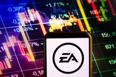 KONSKIE, POLAND - 10 Eylül 2022: Borsa şeması üzerinde Electronic Arts şirketinin logosunu gösteren akıllı telefon
