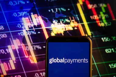 KONSKIE, POLAND - 10 Eylül 2022: Küresel Ödemeler şirketinin logosunu borsa şeması üzerinde gösteren akıllı telefon