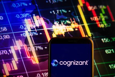 KONSKIE, POLAND - 10 Eylül 2022: Cognizant Technology Solutions şirketinin logosunu borsa şeması üzerinde gösteren akıllı telefon