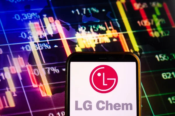 KONSKIE, POLAND - 10 Eylül 2022: LG kimya şirketinin logosunu borsa şeması üzerinde gösteren akıllı telefon
