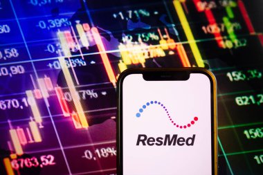 KONSKIE, POLAND - 10 Eylül 2022: ResMed şirketinin logosunu borsa diyagramında gösteren akıllı telefon