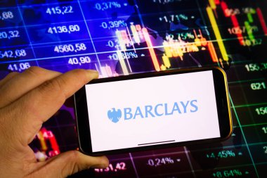 KONSKIE, POLAND - 10 Eylül 2022: Barclays şirketinin logosunu borsa şeması üzerinde gösteren akıllı telefon