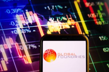 KONSKIE, POLAND - 10 Eylül 2022: GlobalFoundries şirketinin logosunu borsa şeması üzerinde gösteren akıllı telefon