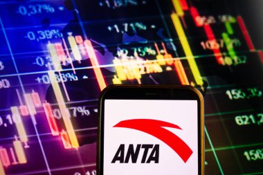 KONSKIE, POLAND - 10 Eylül 2022: Anta Spor Şirketi 'nin logosunu borsa şeması üzerinde gösteren akıllı telefon