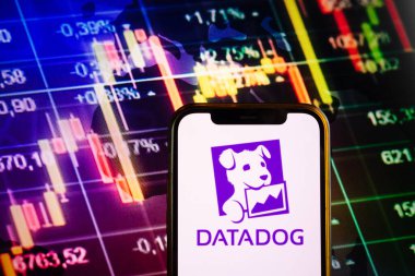 KONSKIE, POLAND - 10 Eylül 2022: Datadog şirketinin logosunu borsa diyagramında gösteren akıllı telefon