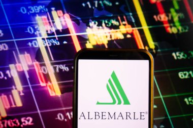 KONSKIE, POLAND - 10 Eylül 2022: Albemarle şirketinin logosunu borsa şeması üzerinde gösteren akıllı telefon