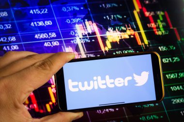 KONSKIE, POLAND - 10 Eylül 2022: Twitter şirketinin logosunu borsa şeması üzerinde gösteren akıllı telefon